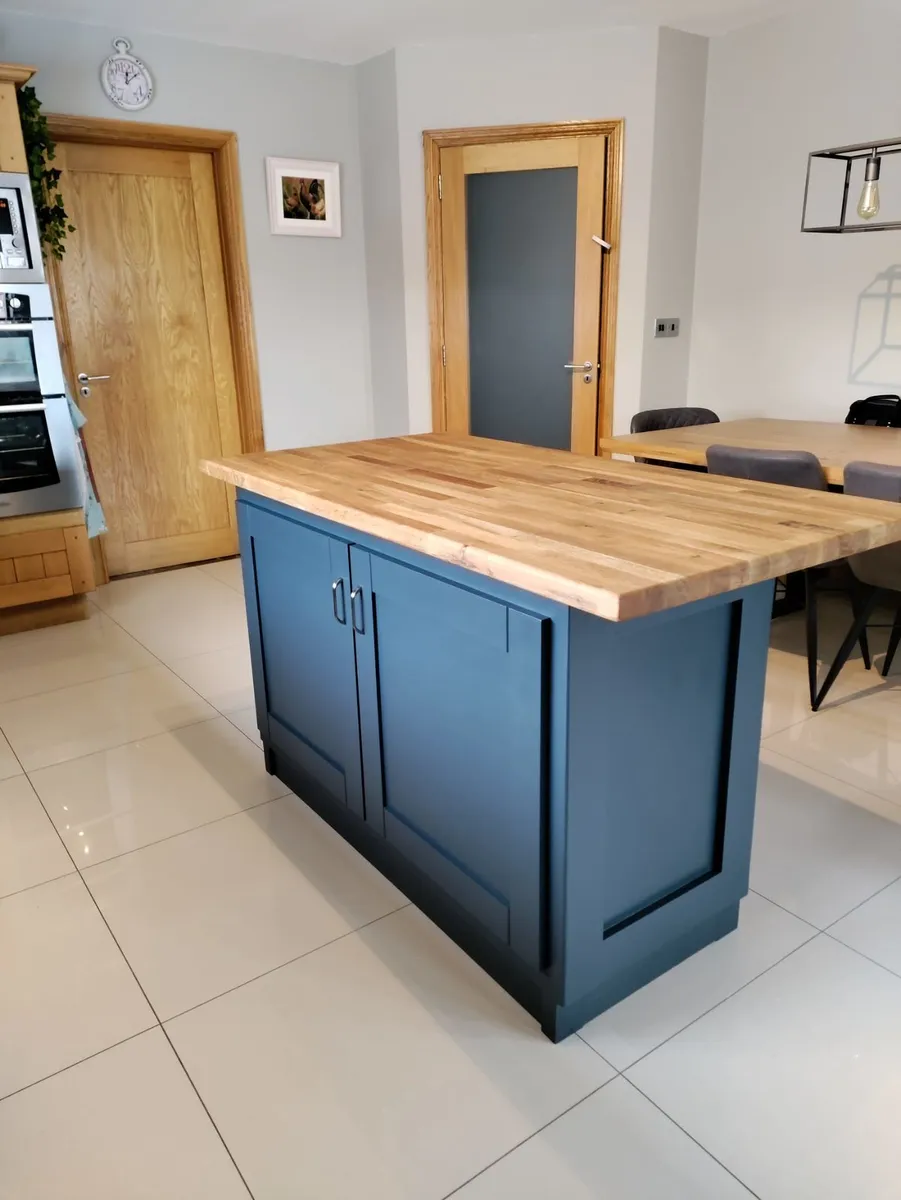 Kitchen island with a solid oak countertop - Image 1