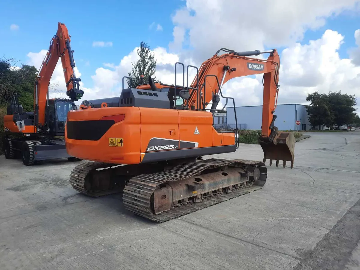 2017 Doosan Dx225LC-5 - Image 2