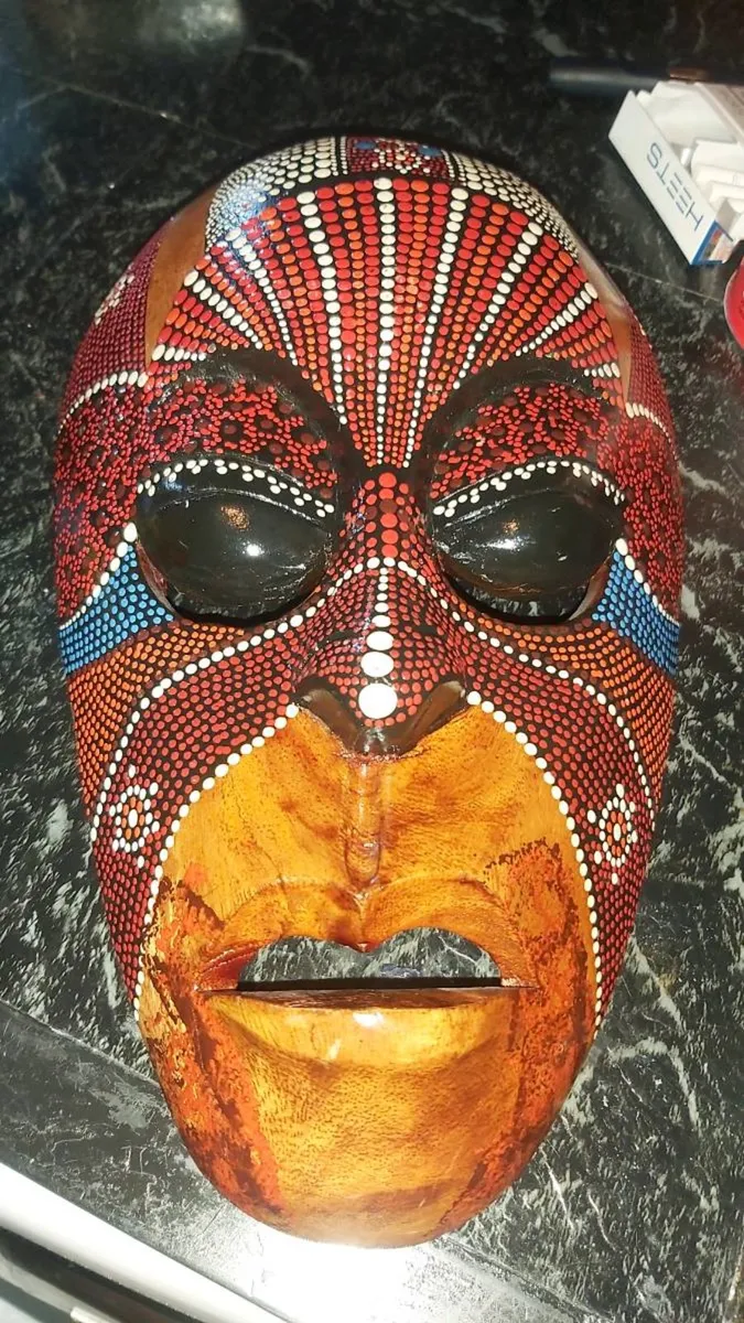 Signed wall mask - Image 1