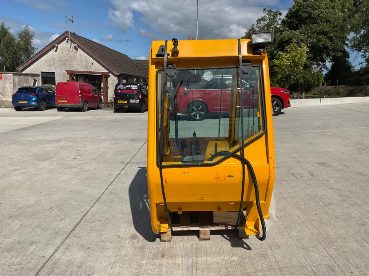 Manitou cab - Image 3