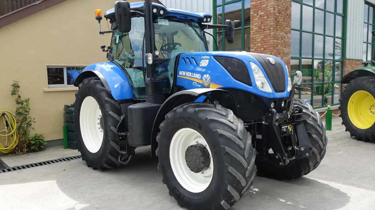 2017 New Holland T7230 - Image 1
