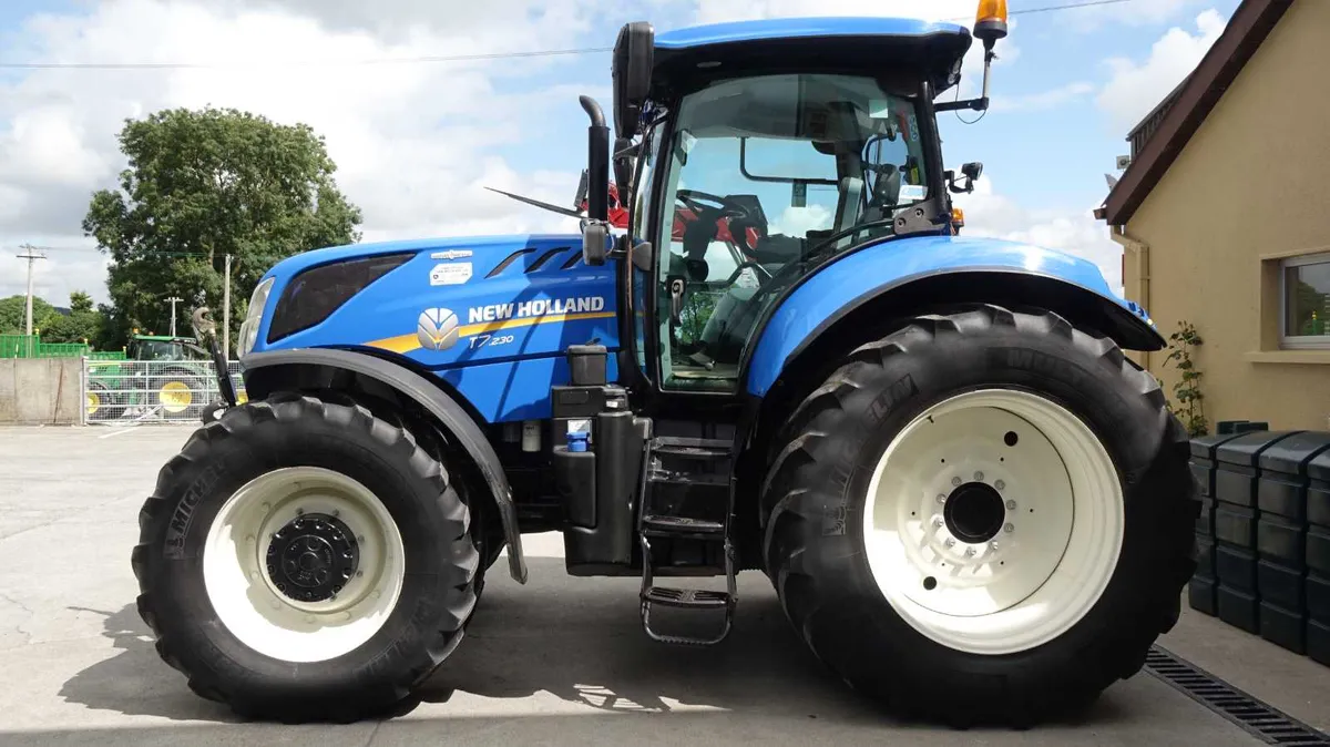 2017 New Holland T7230 - Image 3