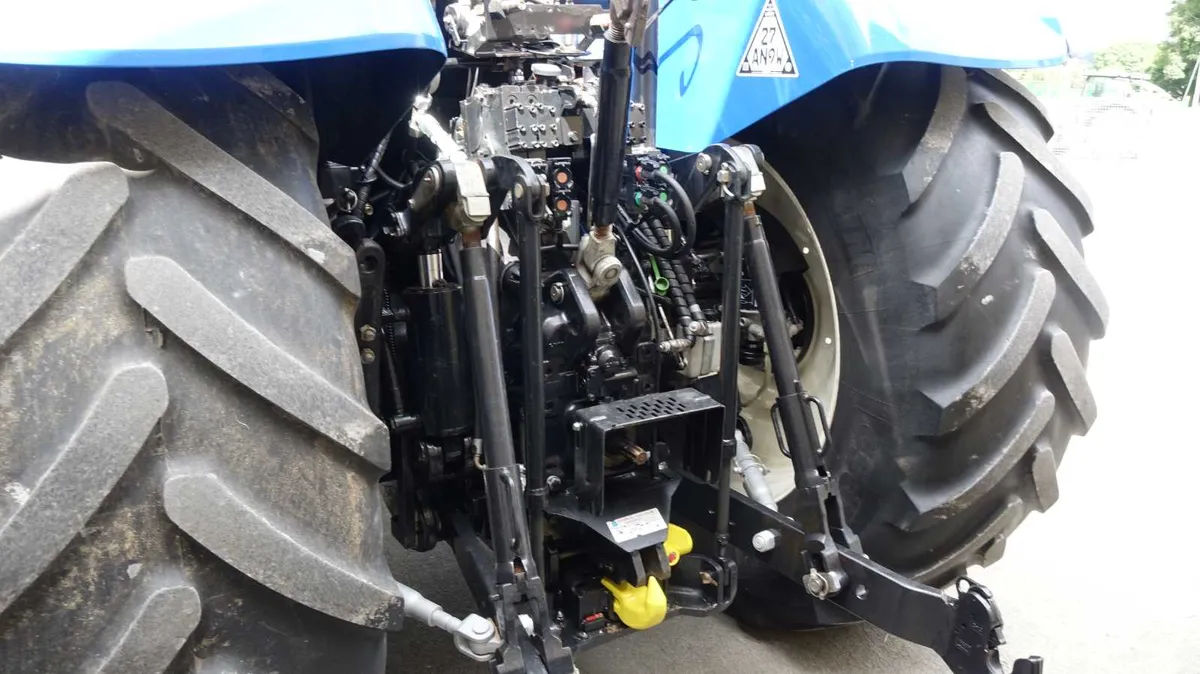 2017 New Holland T7230 - Image 4