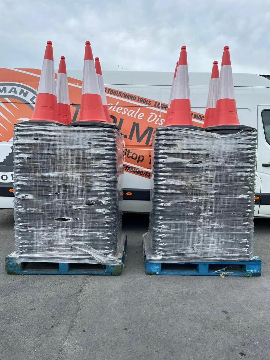 Bollards, barriers, and traffic cones - Image 4