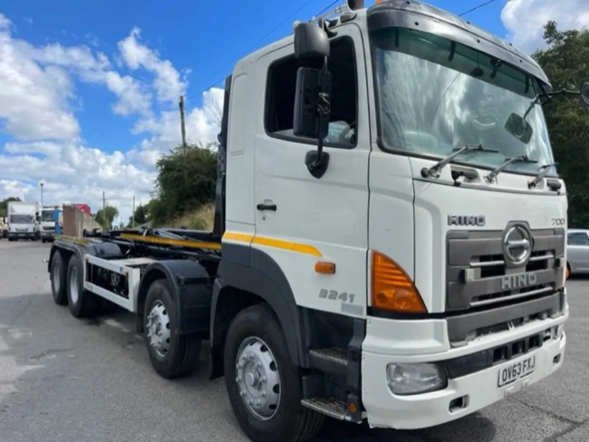 2013 hino 700 8x4 32 ton big hook loader - Image 3