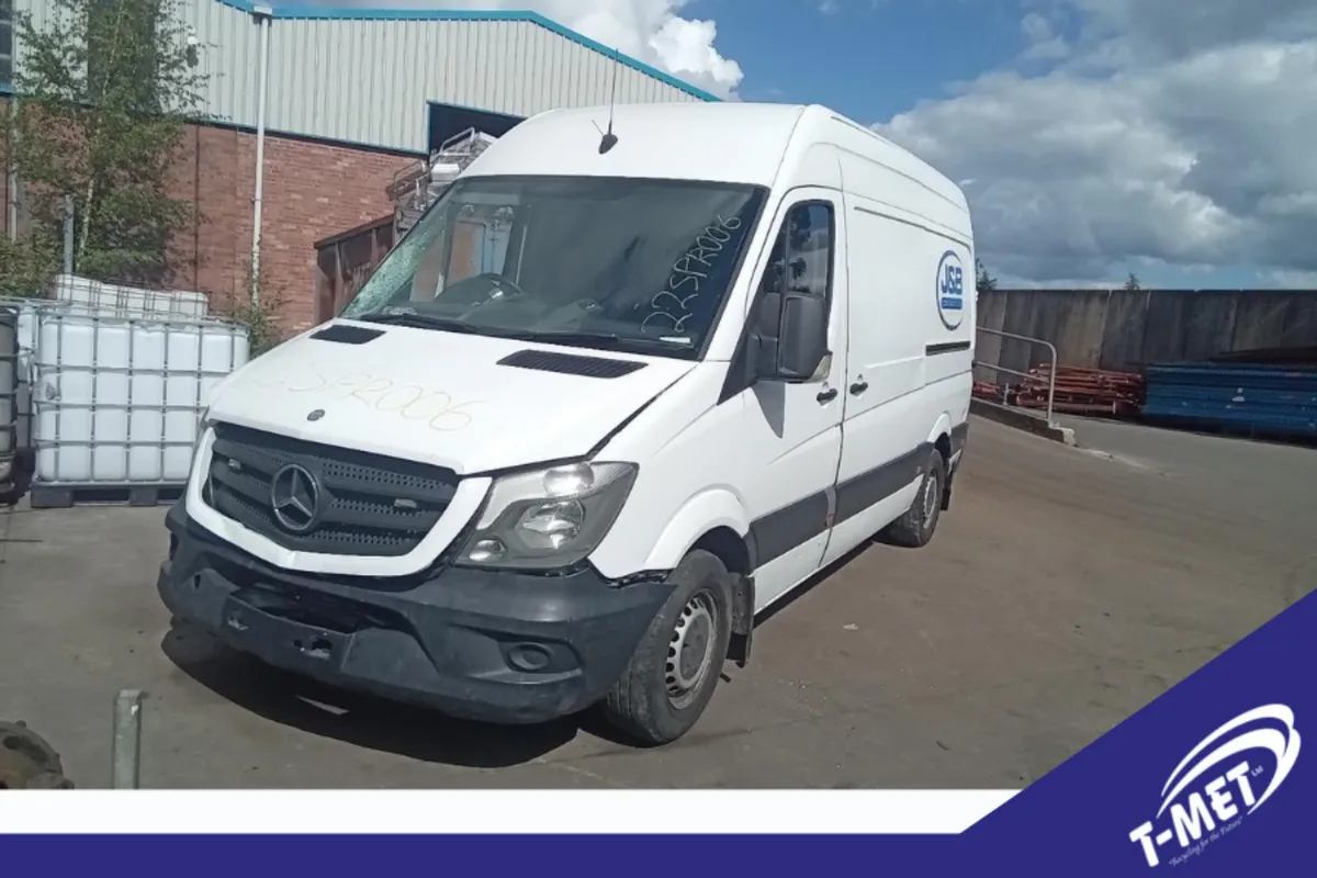 Mercedes-Benz Sprinter, 2015 BREAKING FOR PARTS - Image 1