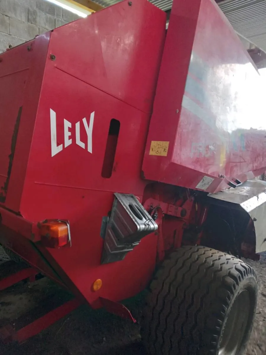 Valtra T 140 tractor - Image 2