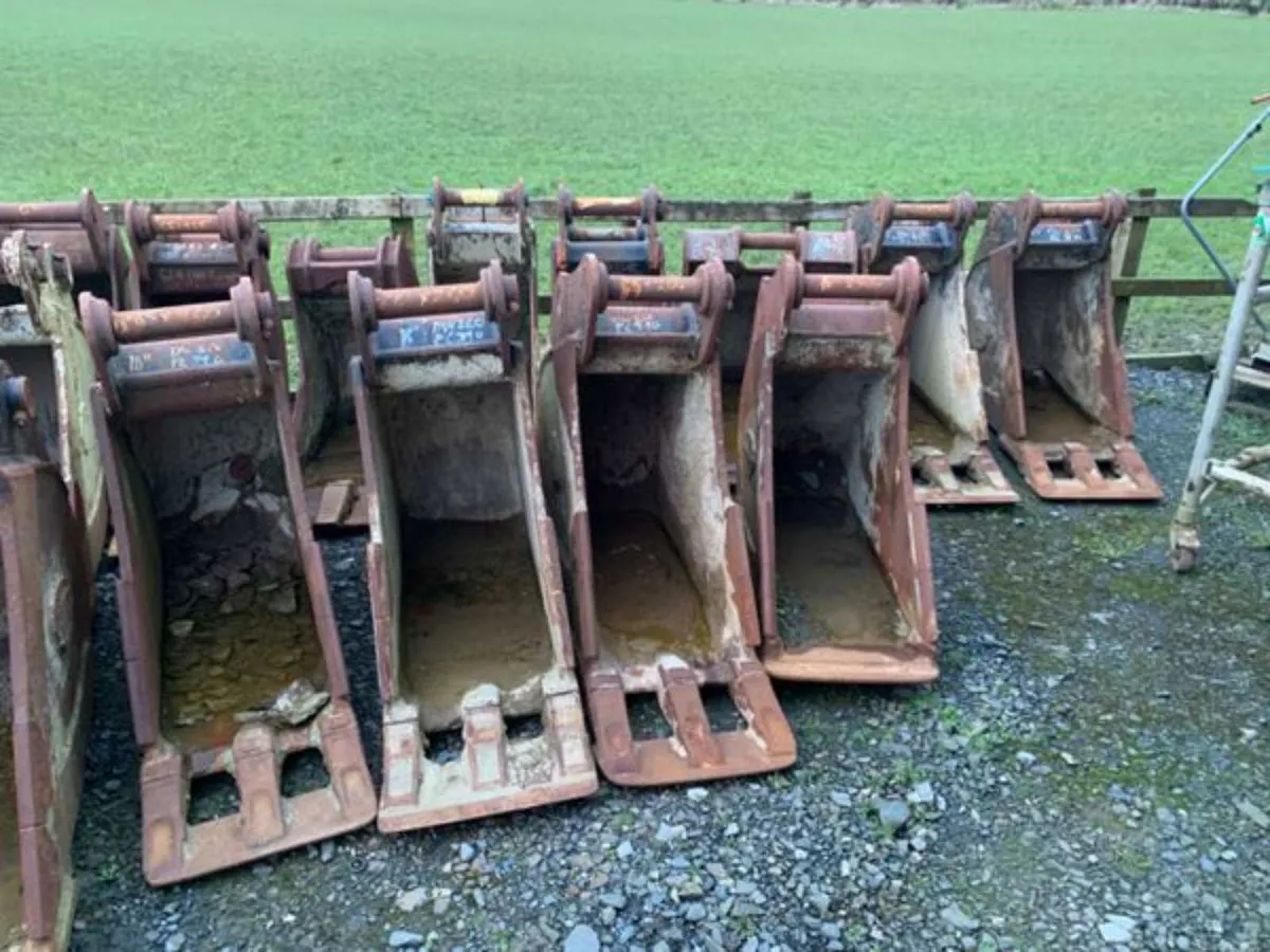 13 ton 24” and 18” buckets. - Image 1