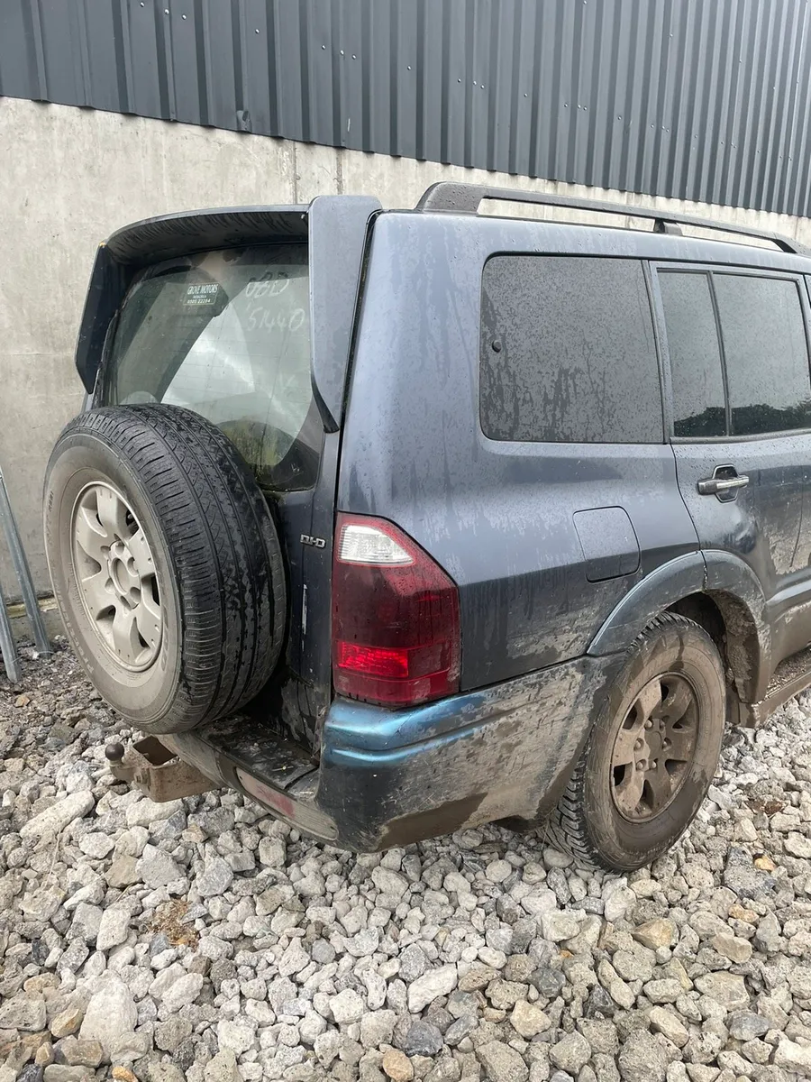 Mitsubishi pajero 3.2 breaking parts 2007