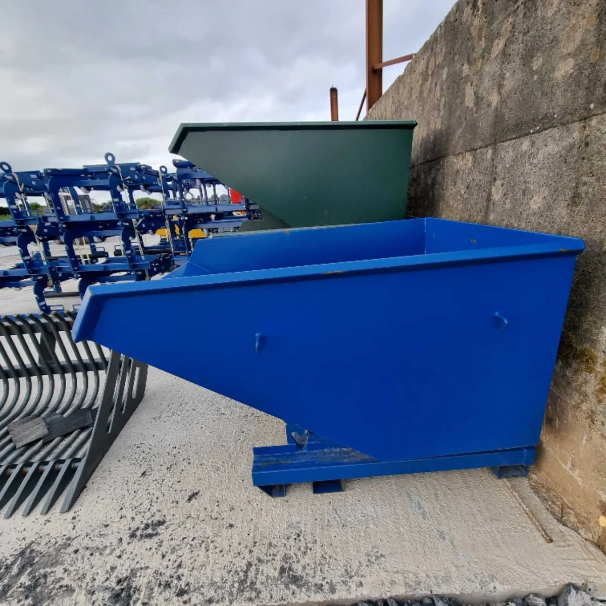 Tipping skips 750L, 1250L, 1750L