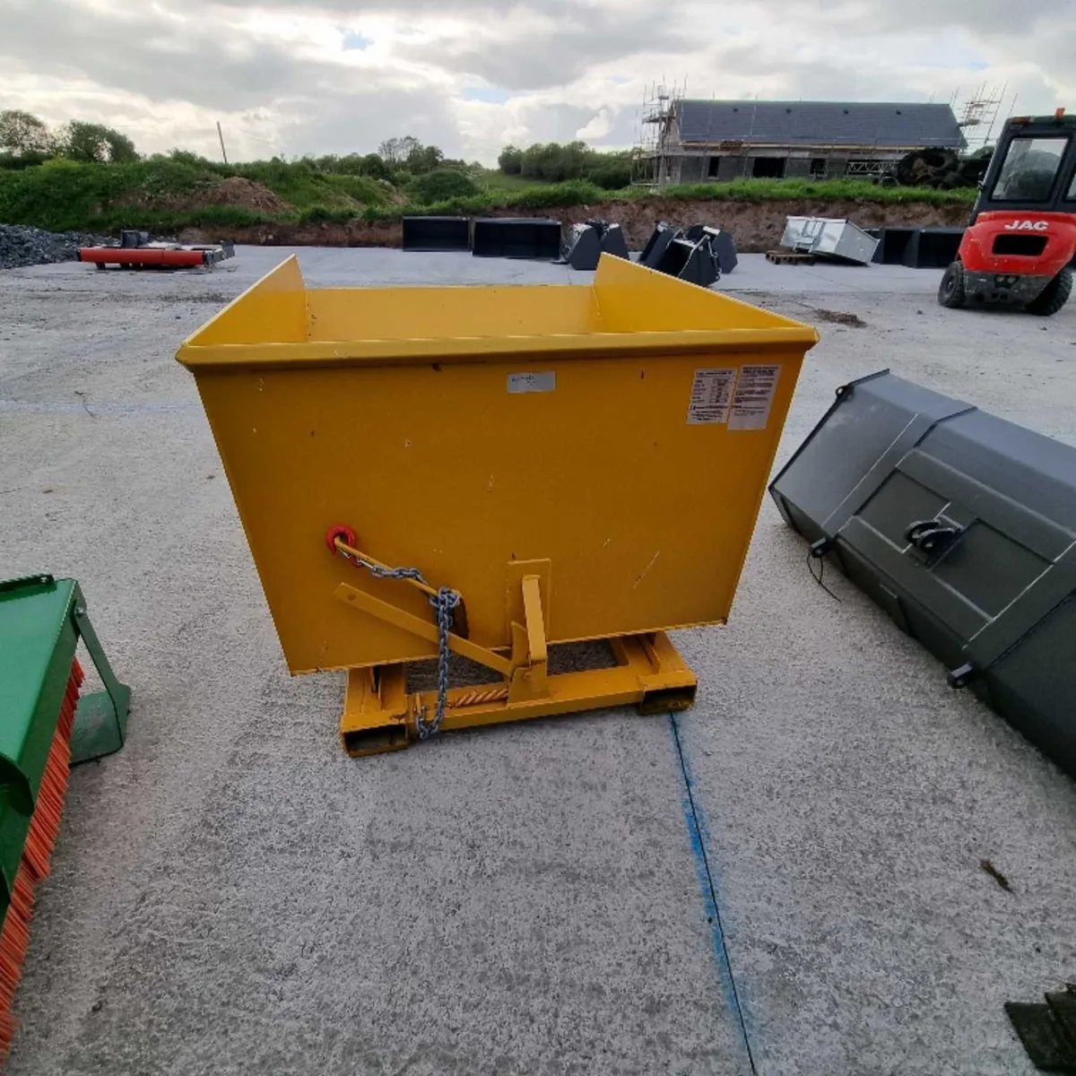 Tipping skips 750L, 1250L, 1750L - Image 4