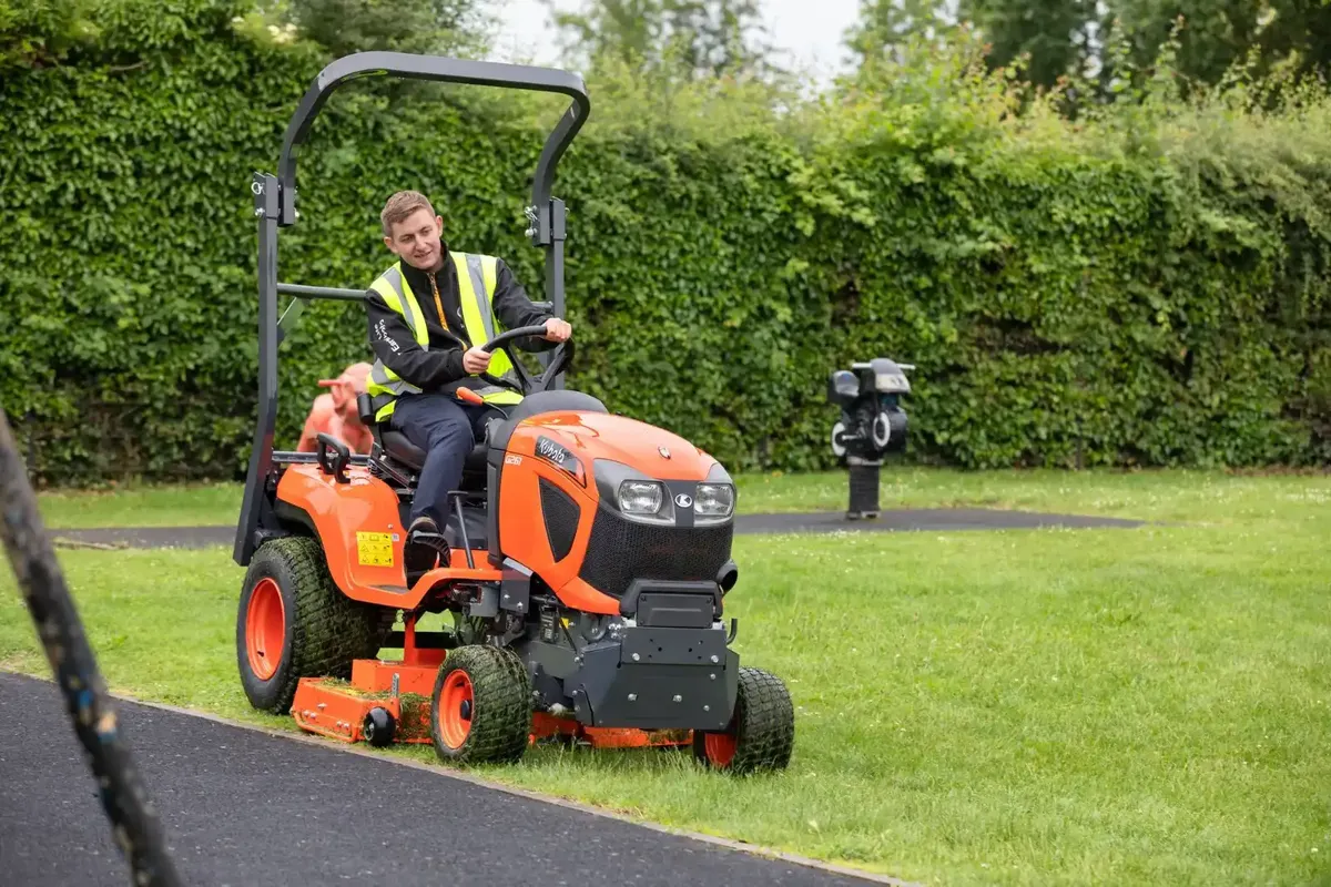 Kubota G261 Rear Discharge - Image 3