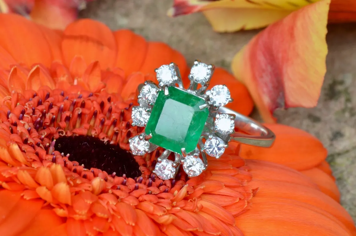 Vintage Emerald & Diamond Ring - 18ct White Gold