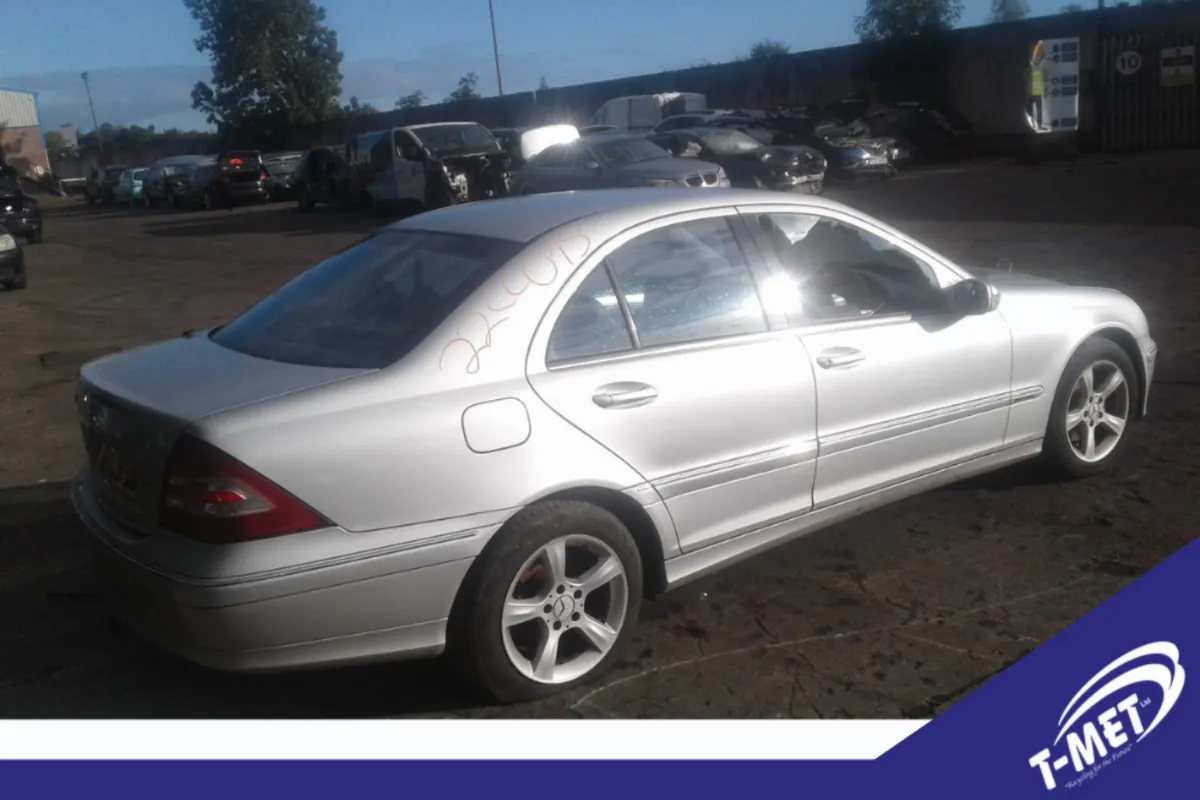 Mercedes-Benz C-Class, 2004 BREAKING FOR PARTS - Image 1