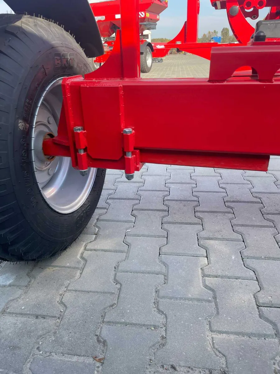 Trolley for fertiliser spreader - Image 3