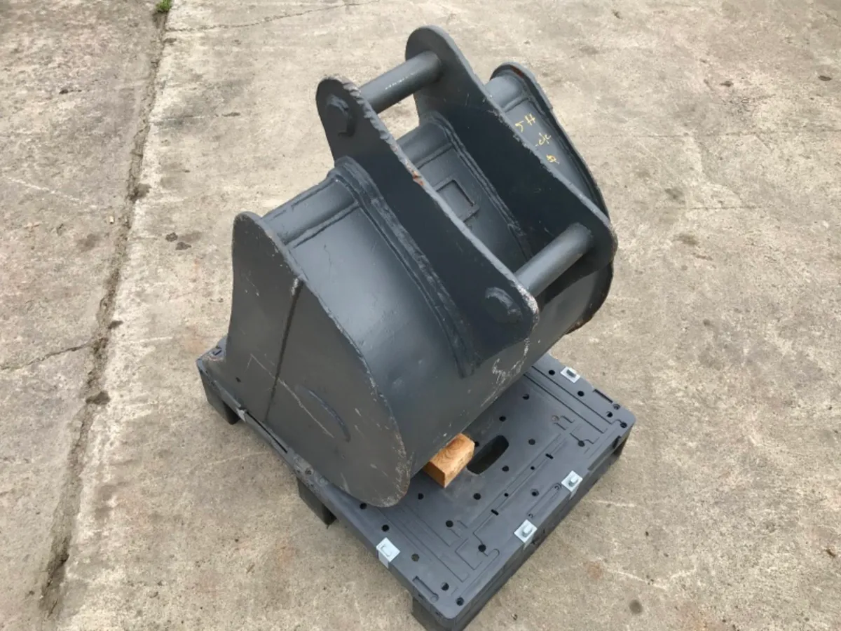 *** 24"  DIGGING BUCKET ......45mm PINS.....10H * - Image 1