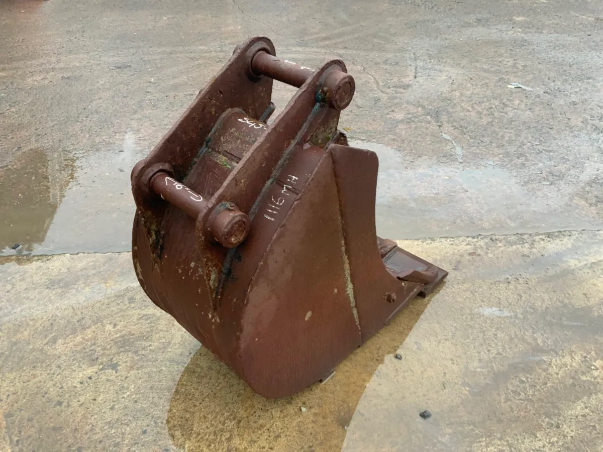 18" JCB DIGGING BUCKET .......45mm PINS.......#11 - Image 3