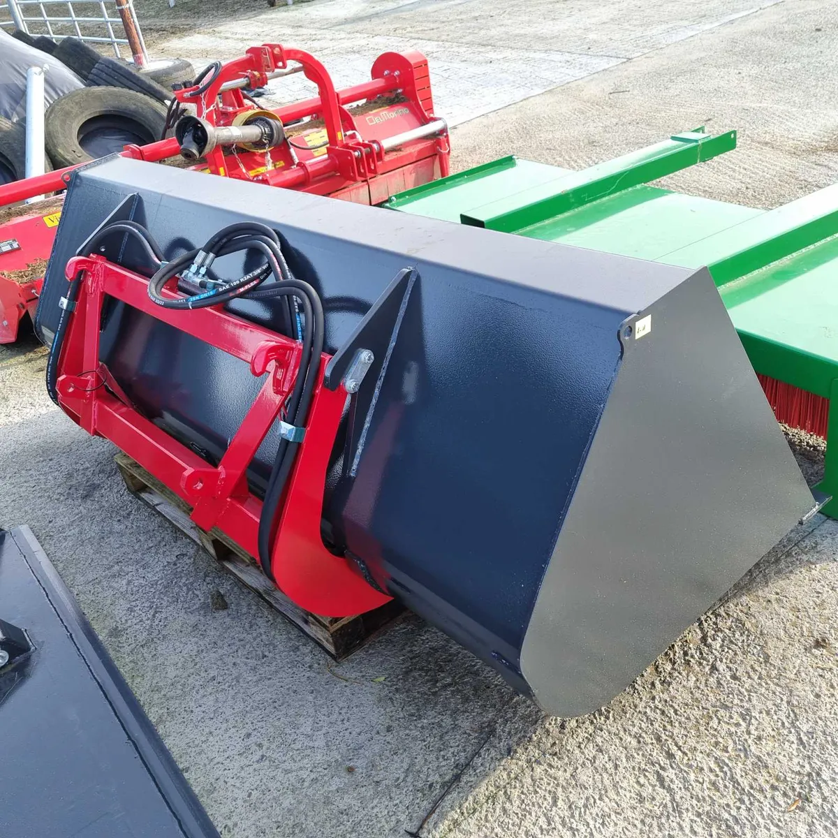 High tip bucket with tractor Euro brackets - Image 1