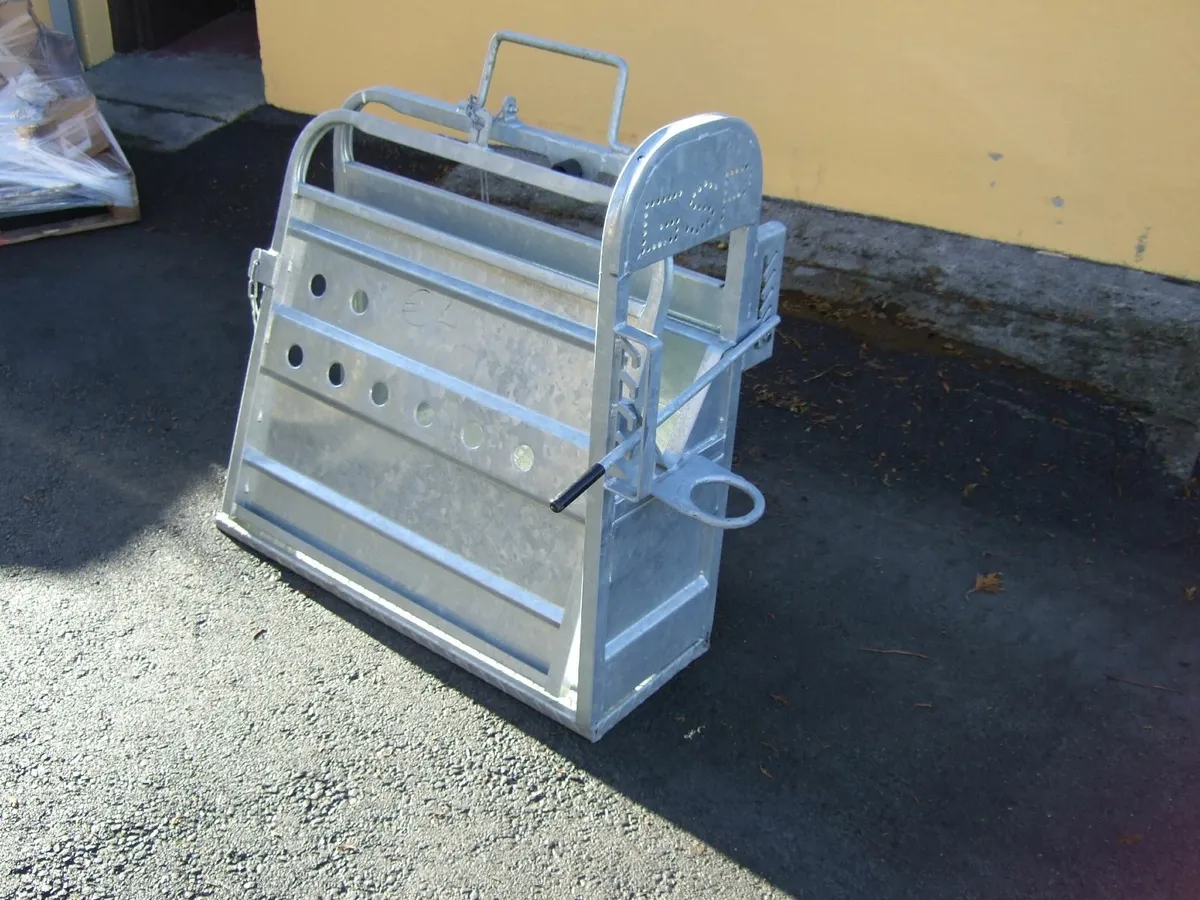 Calf Dehorning Crate  **Choice** - Image 3