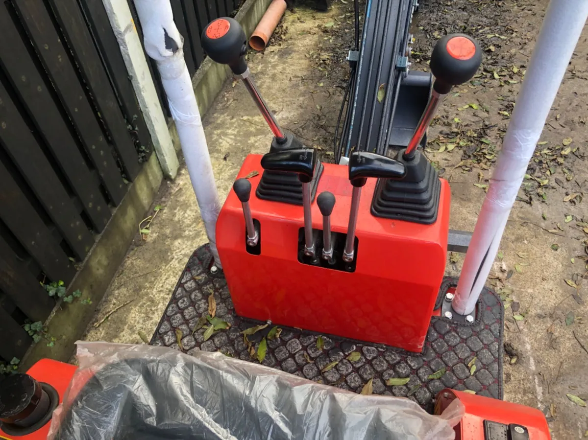 Ex Demo 1 ton mini digger - Image 4