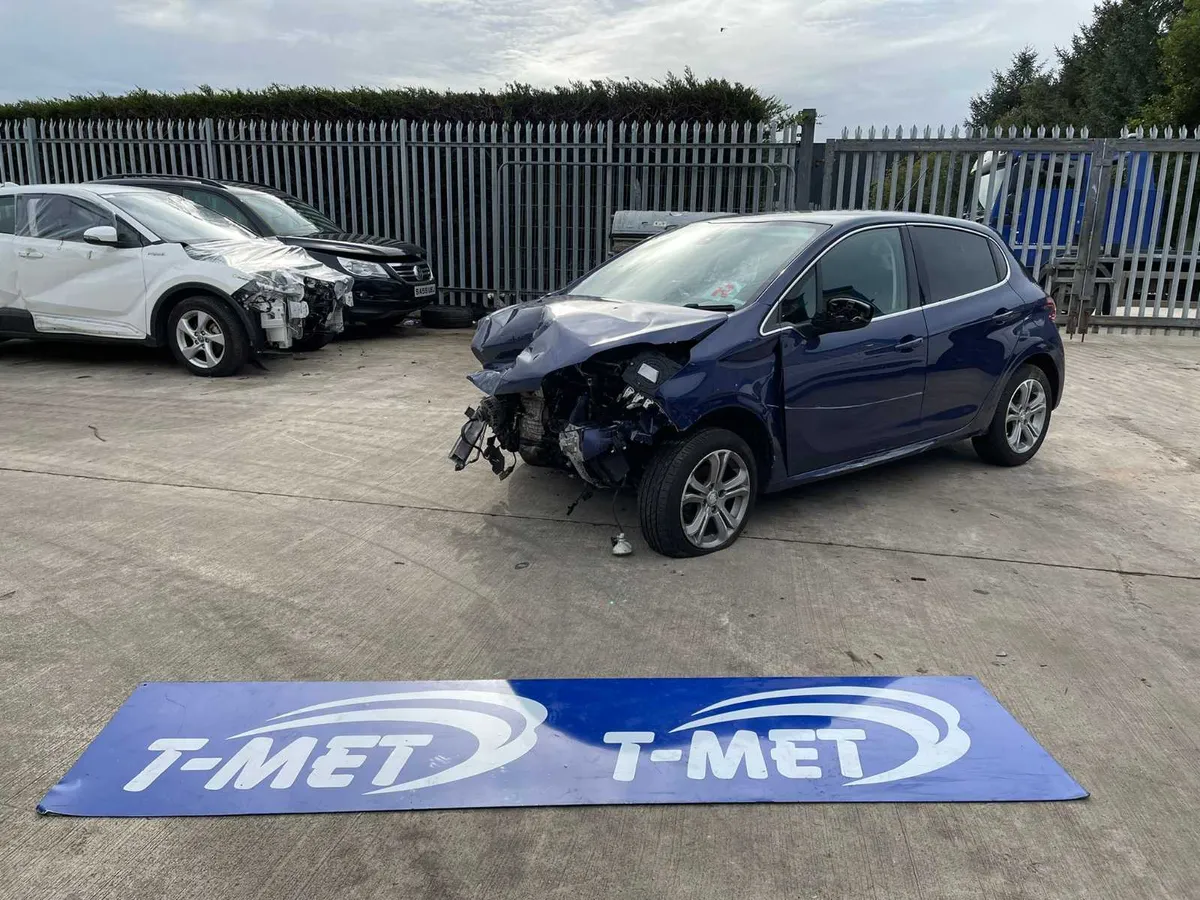 PEUGEOT 208 2013 BREAKING FOR PARTS