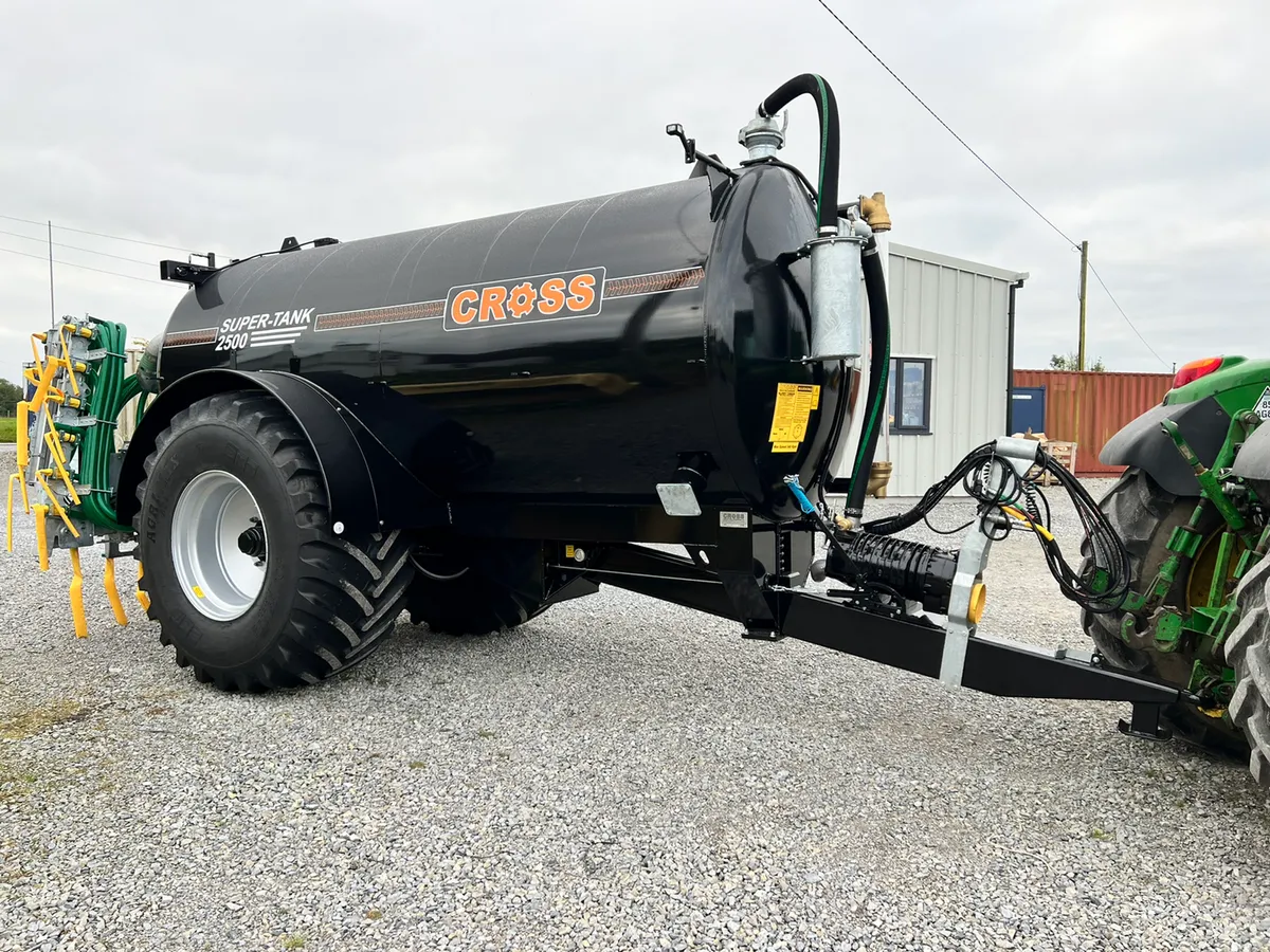 In stock New Cross 2500 Gallon with 7.5 dribble - Image 1
