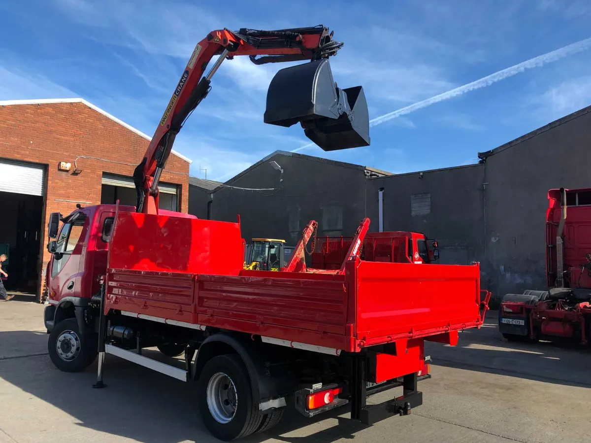 TIPPER WITH CLAMSHELL (12T) FOR HIRE