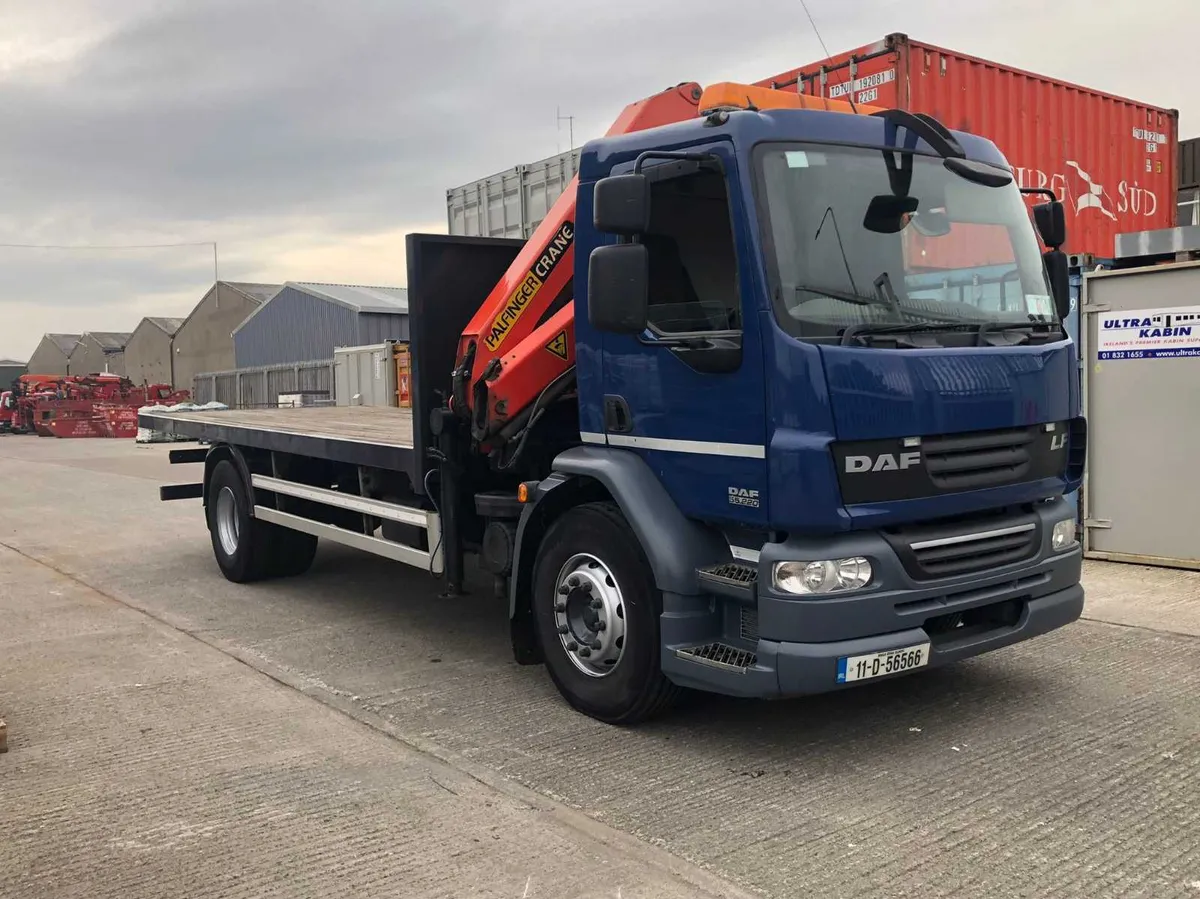 DAF LF55 18T FlATBED TRUCK WITH CRANE FOR HIRE - Image 1