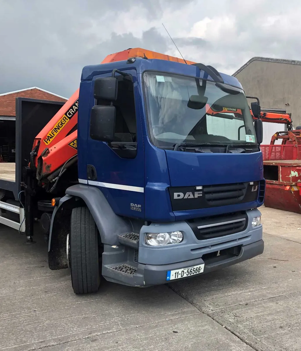 DAF LF55 18T FlATBED TRUCK WITH CRANE FOR HIRE - Image 2