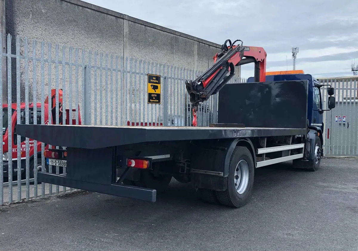 DAF LF55 18T FlATBED TRUCK WITH CRANE FOR HIRE - Image 3