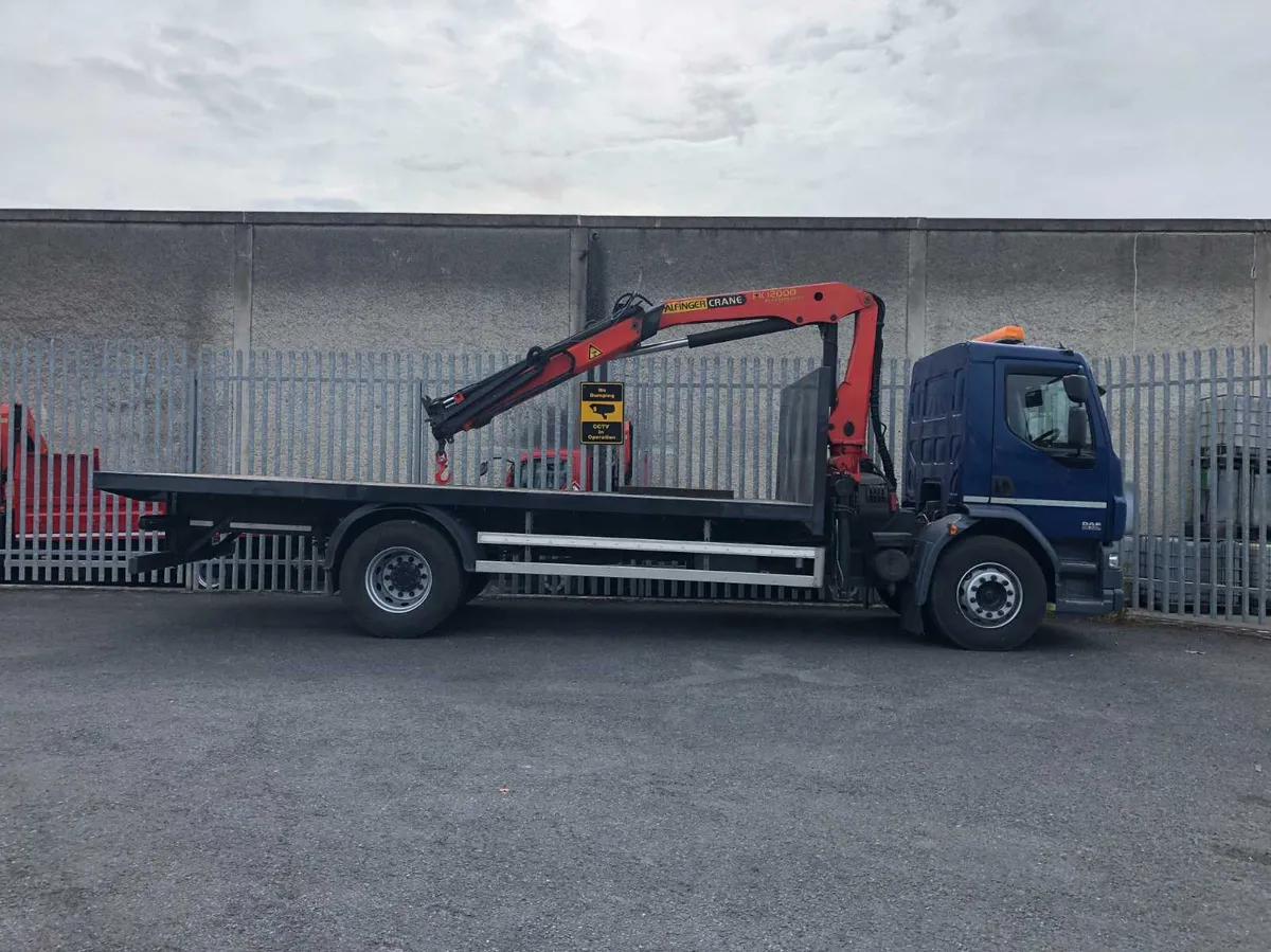 DAF LF55 18T FlATBED TRUCK WITH CRANE FOR HIRE - Image 4