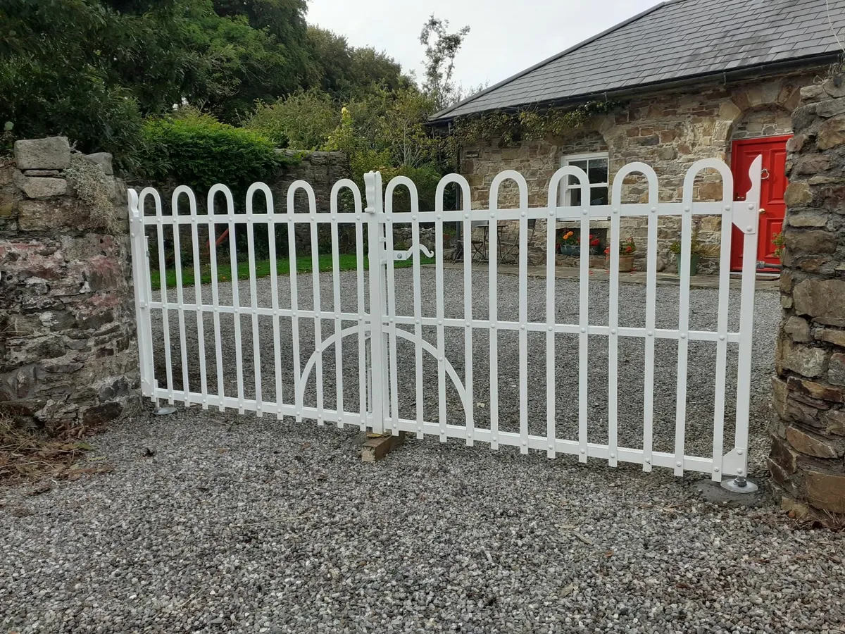 Traditional riveted gates - Image 3