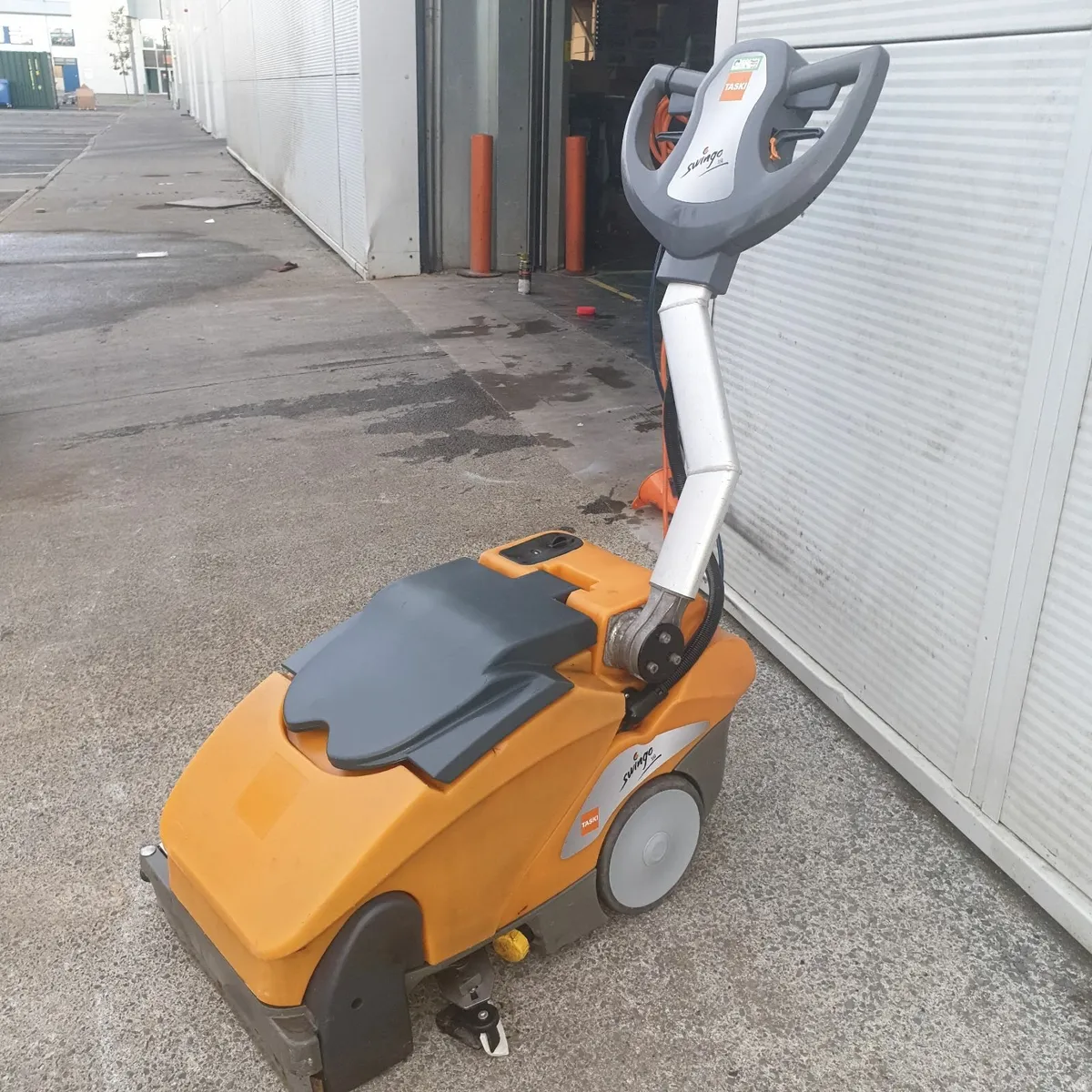 Taski 300  battery operated scrubber dryer - Image 3