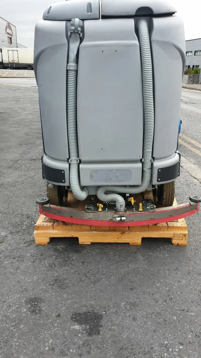 Nilfisk SC6500 Rider scrubber dryer - Image 4