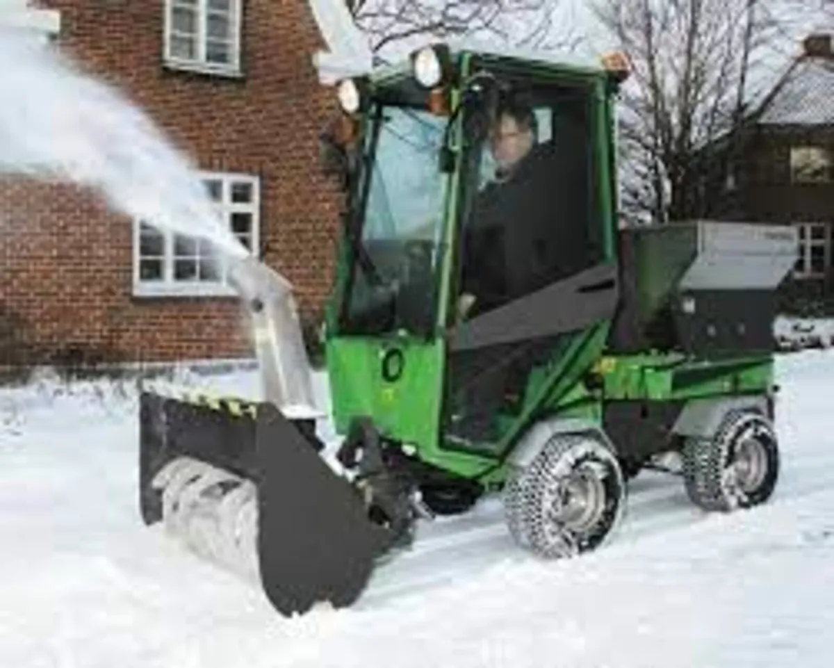 Egholm 2150 Municipal utility machine sweeping - Image 4