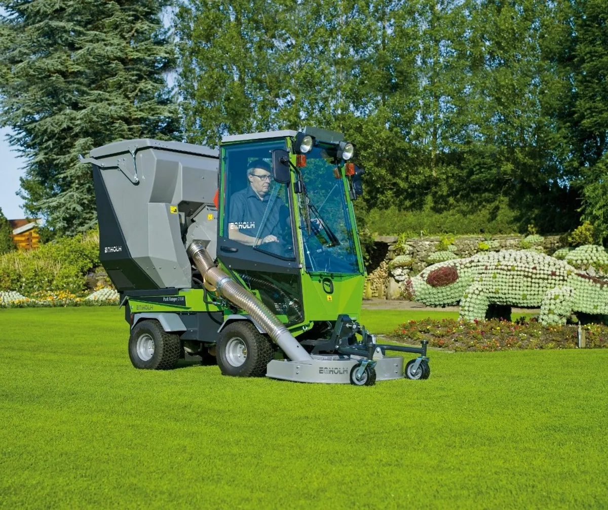 Egholm 2150 Municipal utility machine sweeping - Image 2