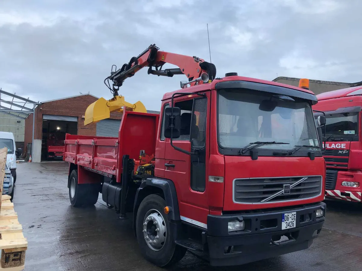 VOLVO 18T TIPPER WITH CLAMSHELL FOR HIRE - Image 4