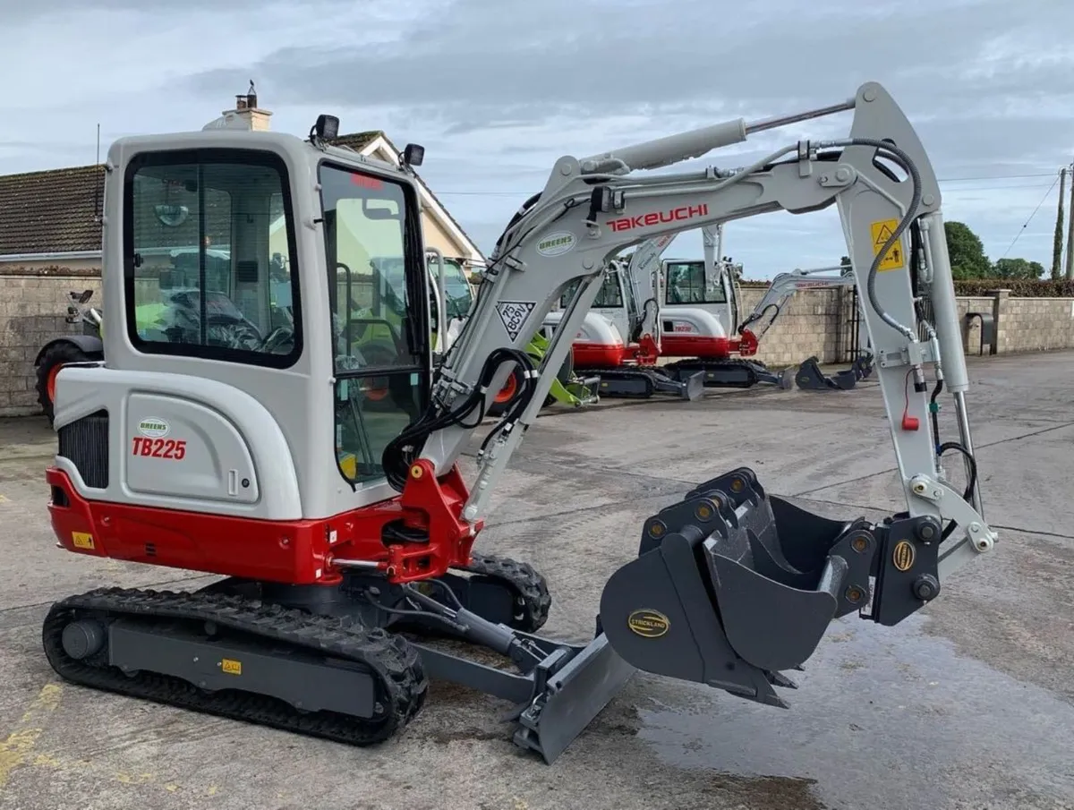 Takeuchi TB225 Mini Digger - Image 3