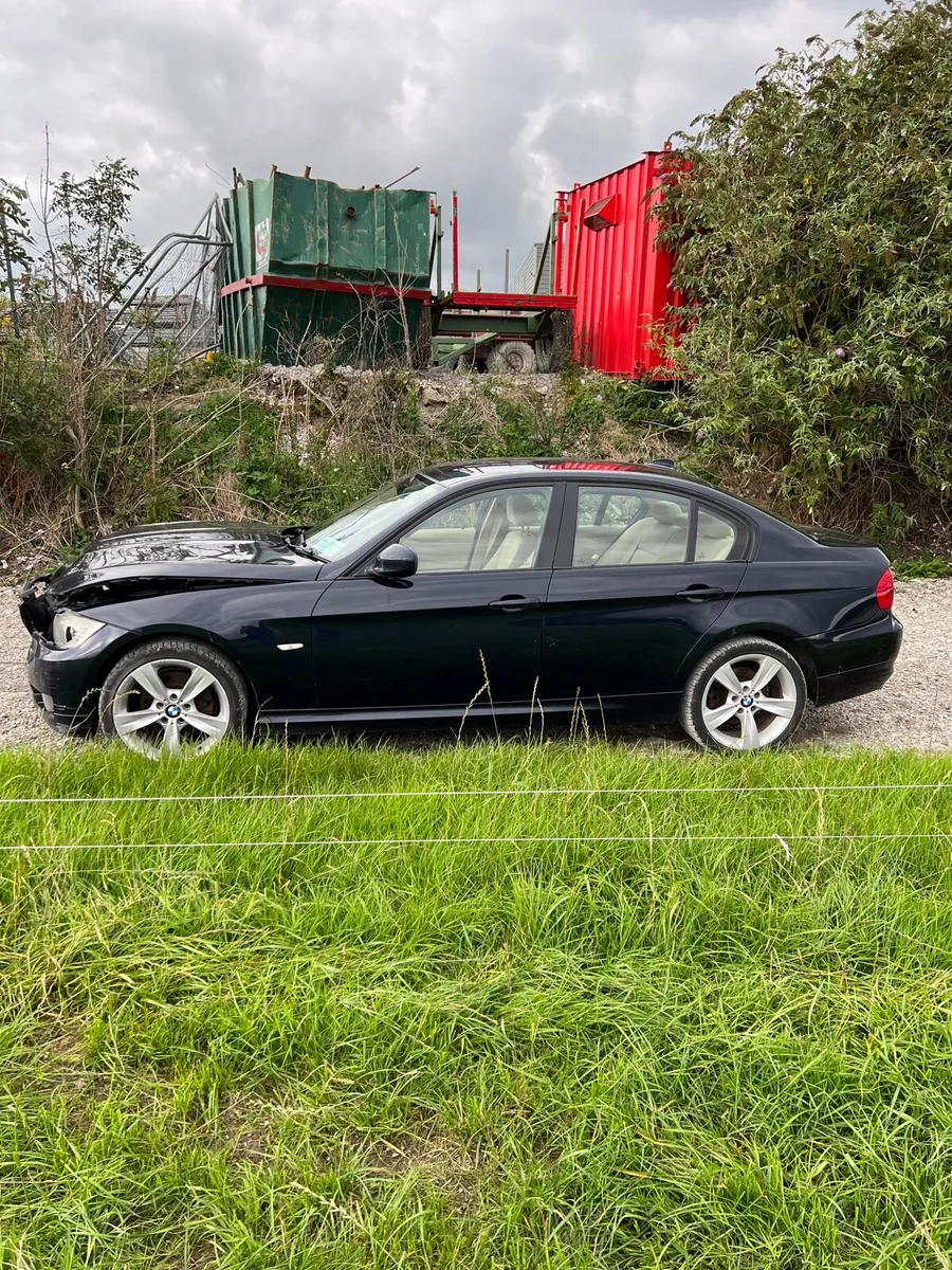 Breaking bmw e90 320d Monacoblue a35/5 - Image 1