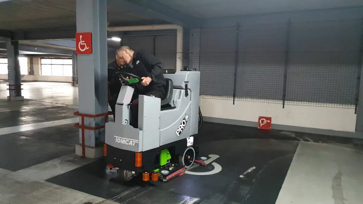 Carpark cleaning  floor Scrubber dryer - Image 1