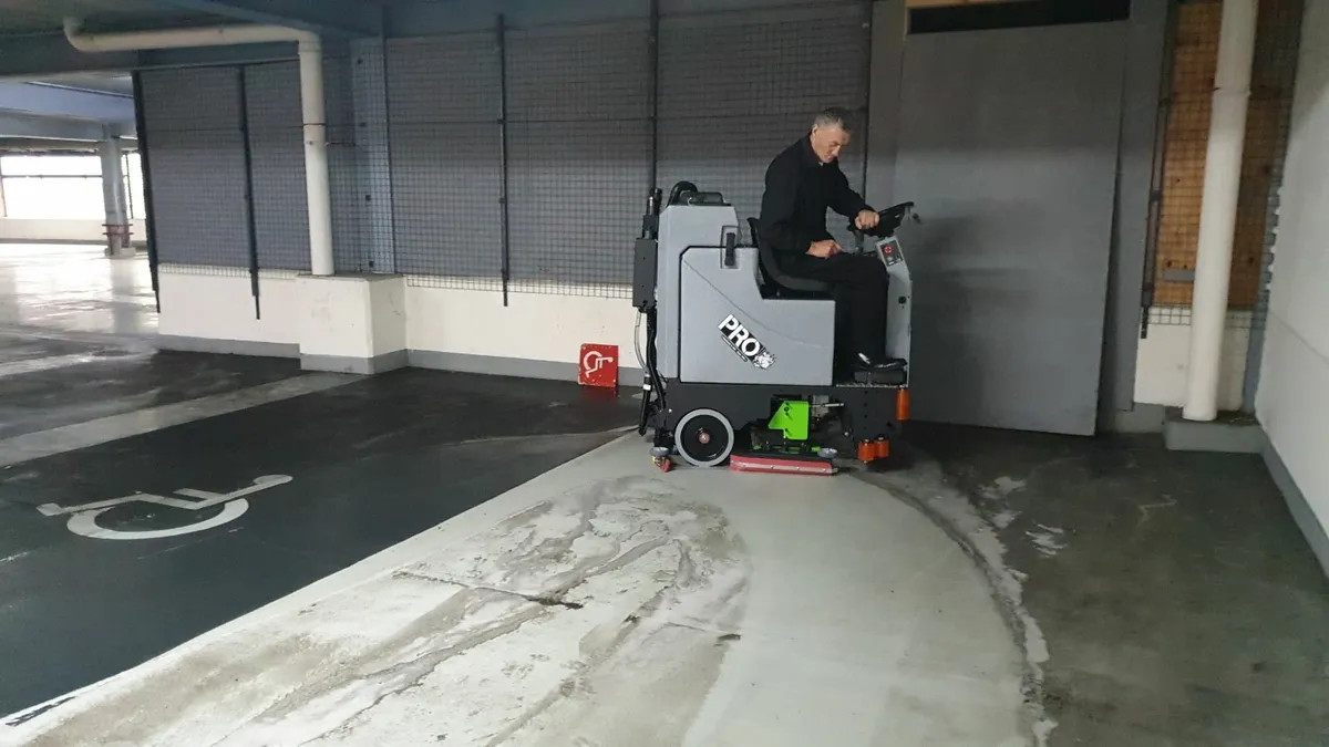 Carpark cleaning  floor Scrubber dryer - Image 2