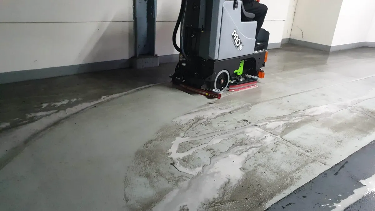 Carpark cleaning  floor Scrubber dryer - Image 3