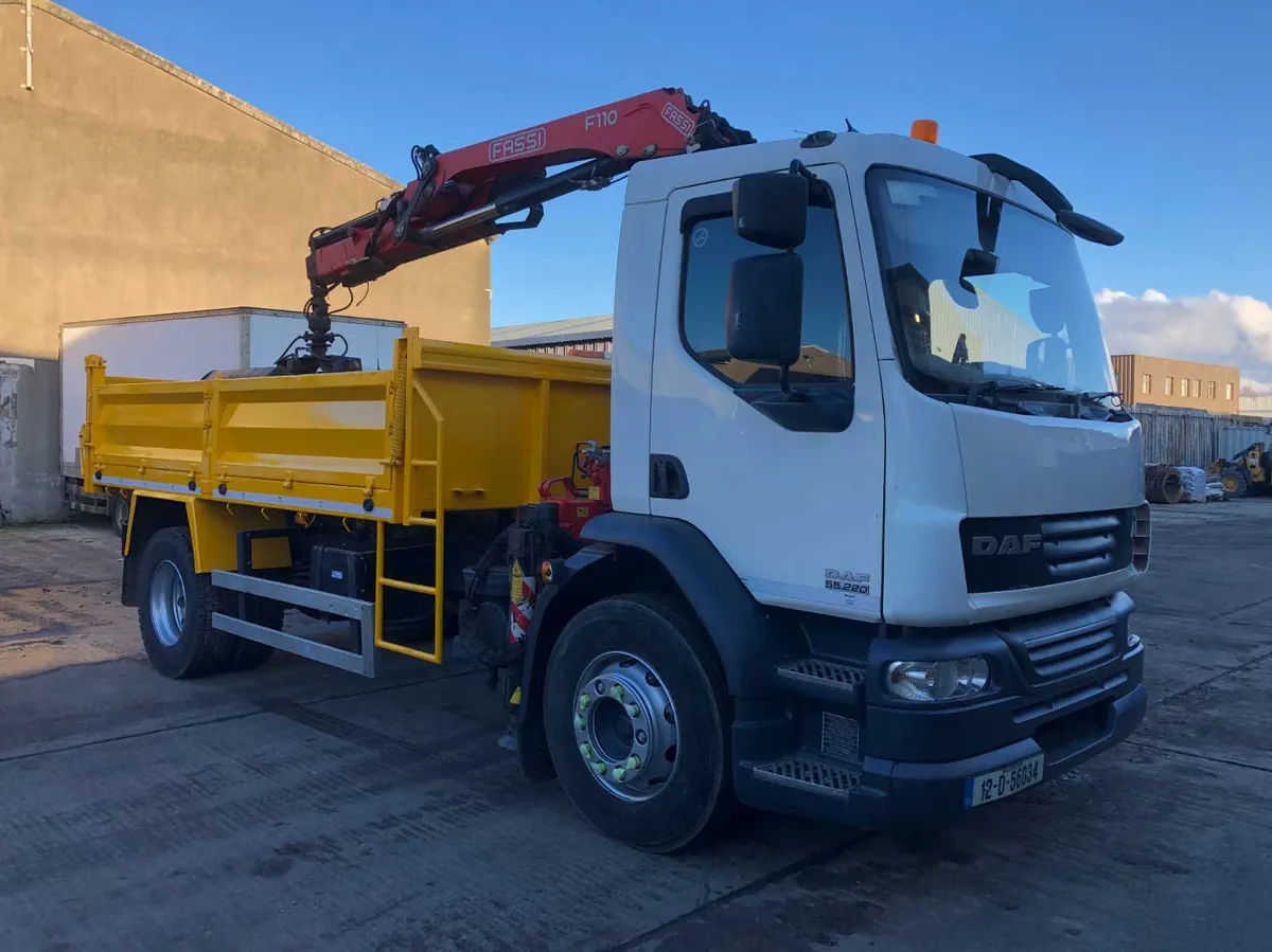 DAF LF55 18T TIPPER WITH CLAMSHELL FOR HIRE - Image 1