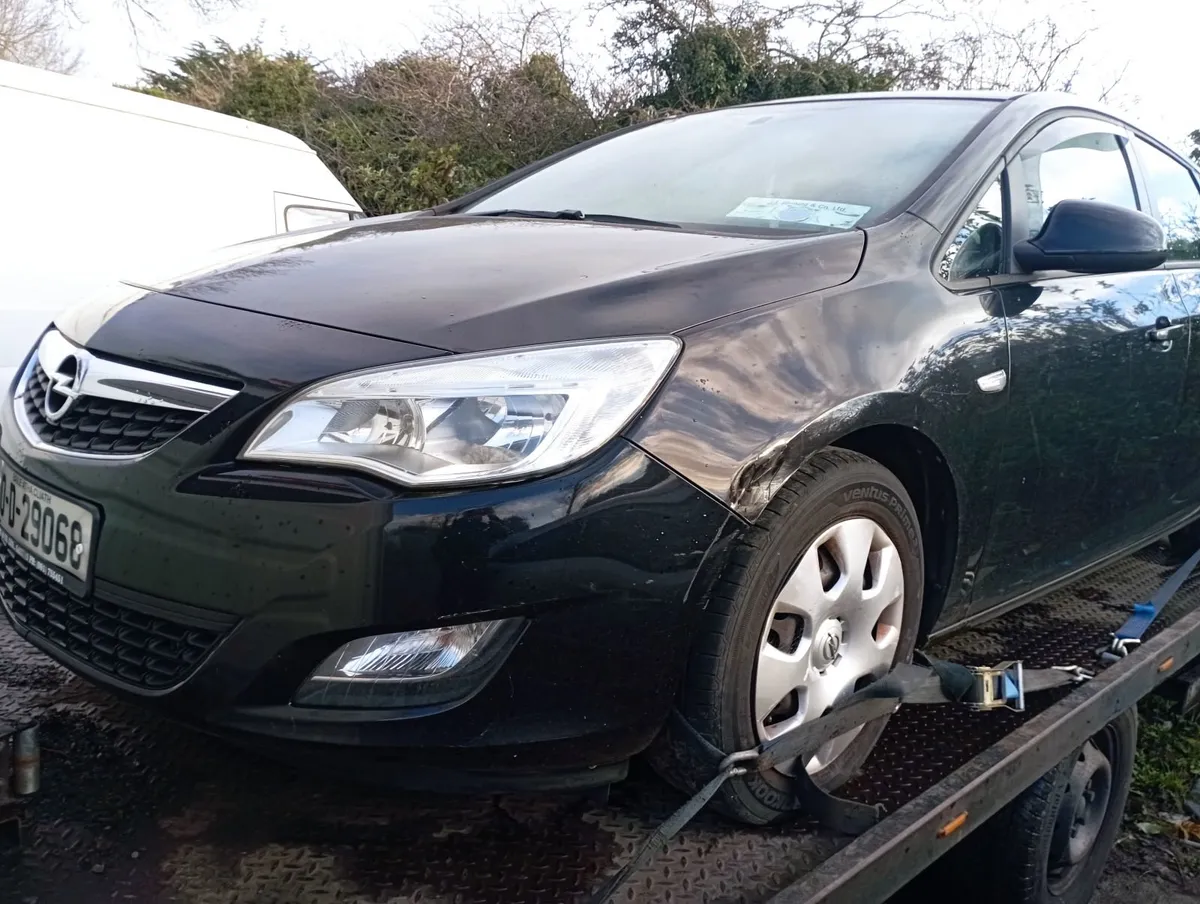 Opel Astra 1.6 petrol 2012 for breaking only - Image 3