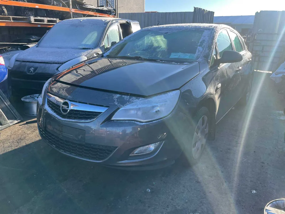 11 OPEL ASTRA  1.4 P (A14XER) FOR BREAKING - Image 1