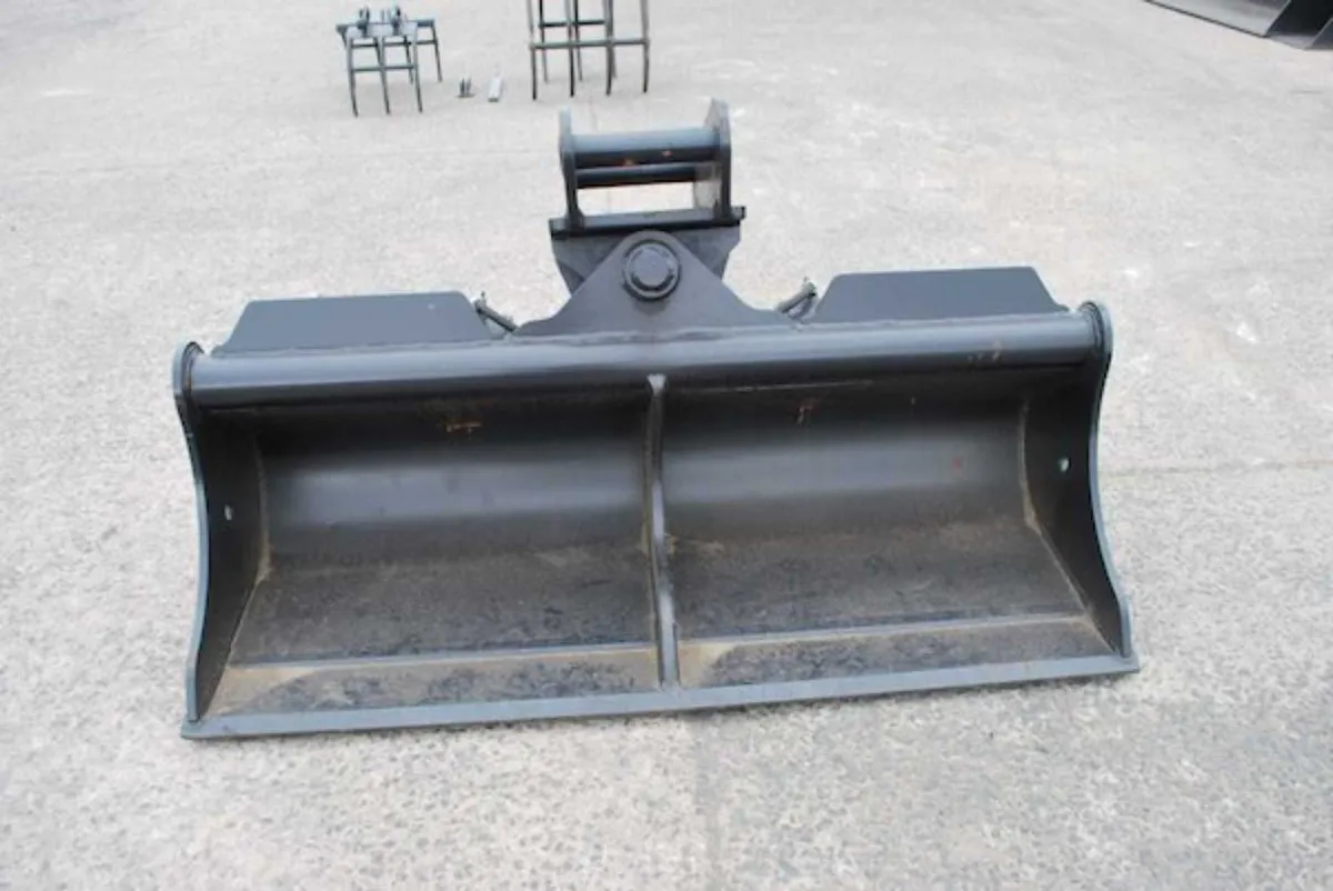 1.5T// Tilting Sheugh Bucket (c/w 1 ram & pins) - Image 2