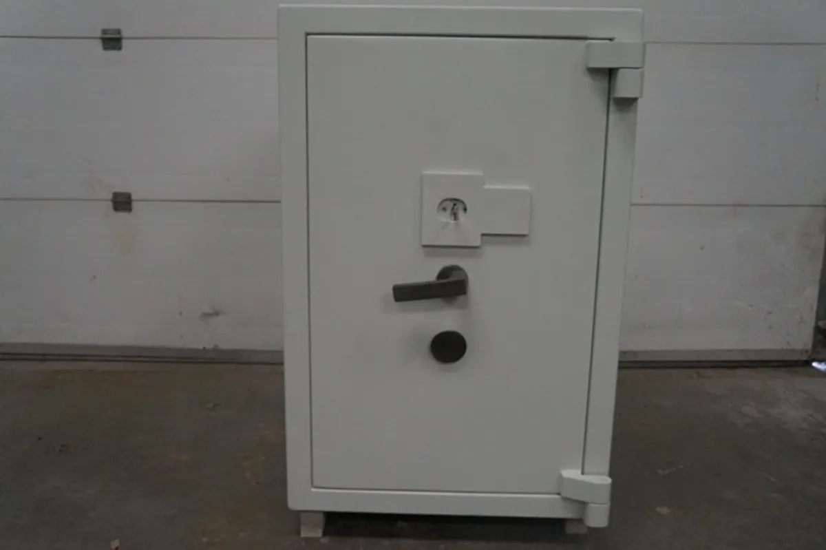 Safes, Strongroom doors, Timelocks. - Image 2