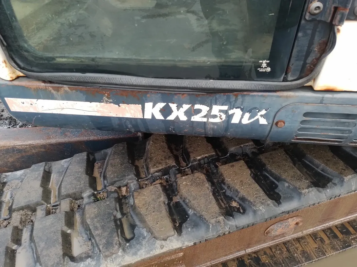 KX251 KUBOTA DIGGER 7.5 TON - Image 3