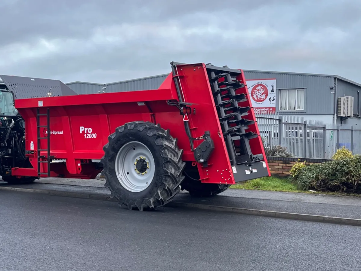 Demo and new rear discharge dung spreaders - Image 3