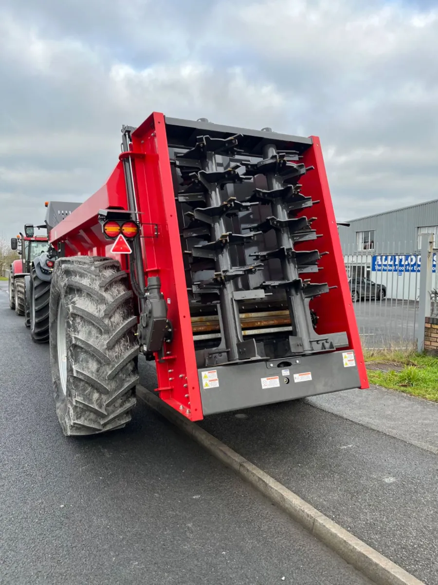 Demo and new rear discharge dung spreaders - Image 4